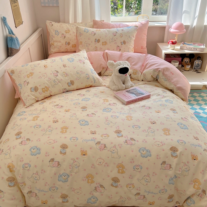 91家纺网 家纺一手货源 找家纺 瑞莱 2023新款13372全棉印花单被套 狗狗家族（粉）