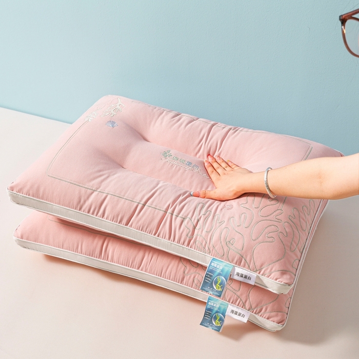 91家纺网 家纺一手货源 找家纺 橘夏家纺 2025新款刺绣款超柔软枕头枕芯家用单个成人护颈椎助深度睡眠枕头枕芯 粉玉 48x74cm/只