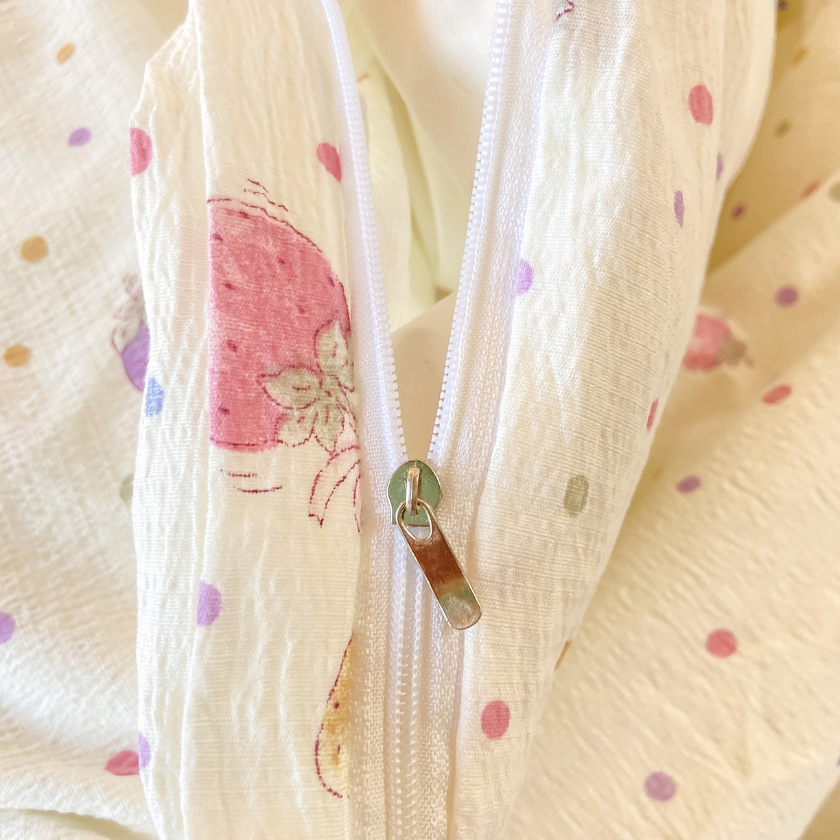 91家纺网 家纺一手货源 找家纺 眠势力 2025新款双层纱学生三件套宿舍上下铺套件ins奶油风云感四件套 点点草莓