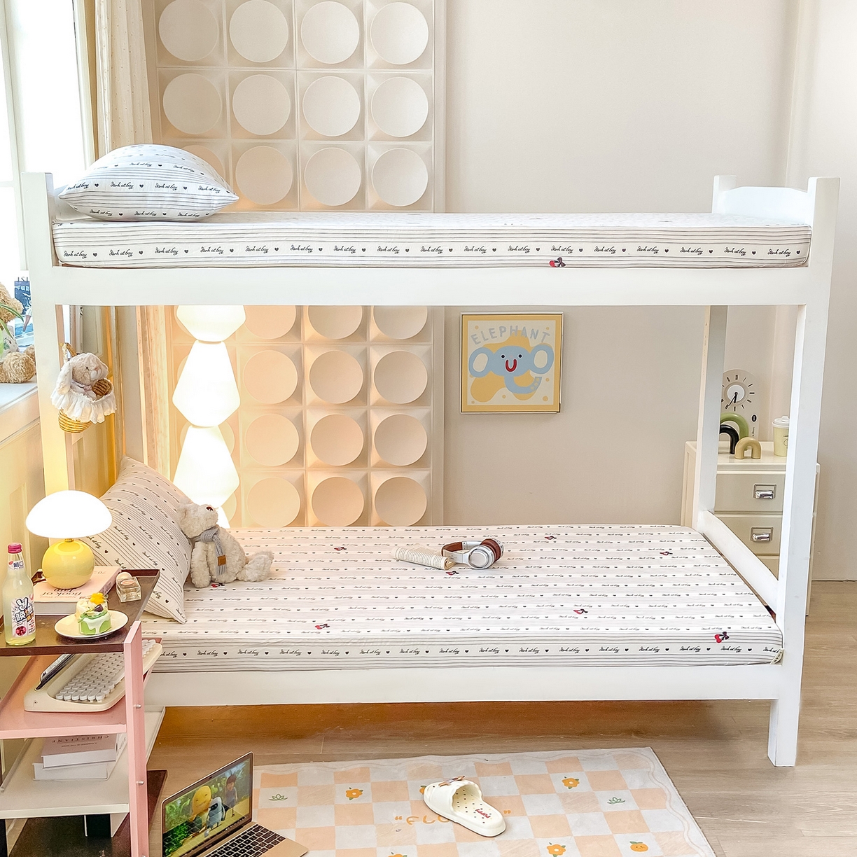 91家纺网 家纺一手货源 找家纺 眠势力 2025新款双层纱学生三件套宿舍上下铺套件ins奶油风云感四件套 字母樱桃