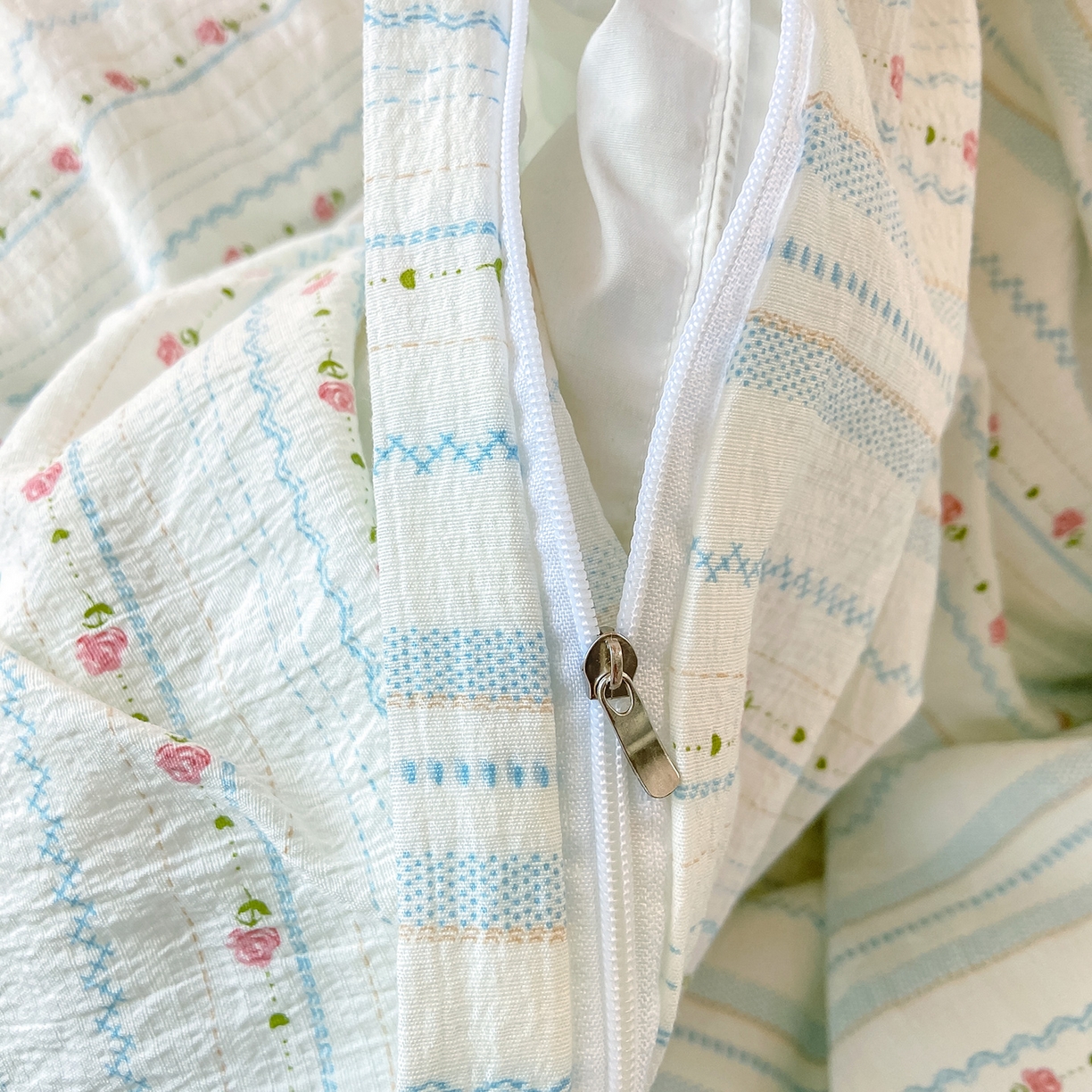 91家纺网 家纺一手货源 找家纺 眠势力 2025新款双层纱学生三件套宿舍上下铺套件ins奶油风云感四件套 一路生花