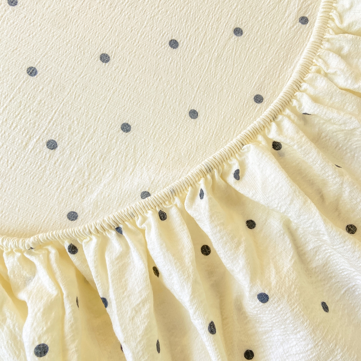 91家纺网 家纺一手货源 找家纺 眠势力 2025新款双层纱学生三件套宿舍上下铺套件ins奶油风云感四件套 极简波点