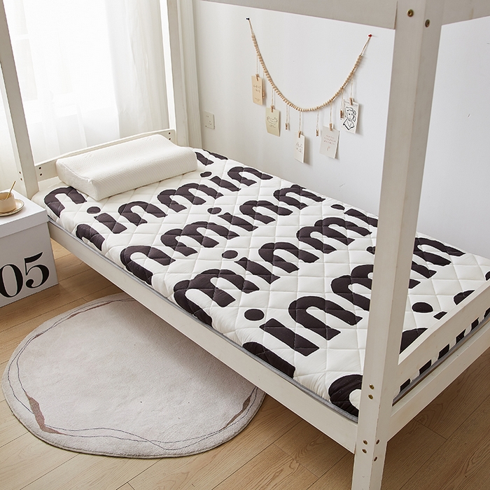 91家纺网 家纺一手货源 找家纺 暖季家纺 2025新款磨毛印花亲肤学生床垫 克里斯丁黑