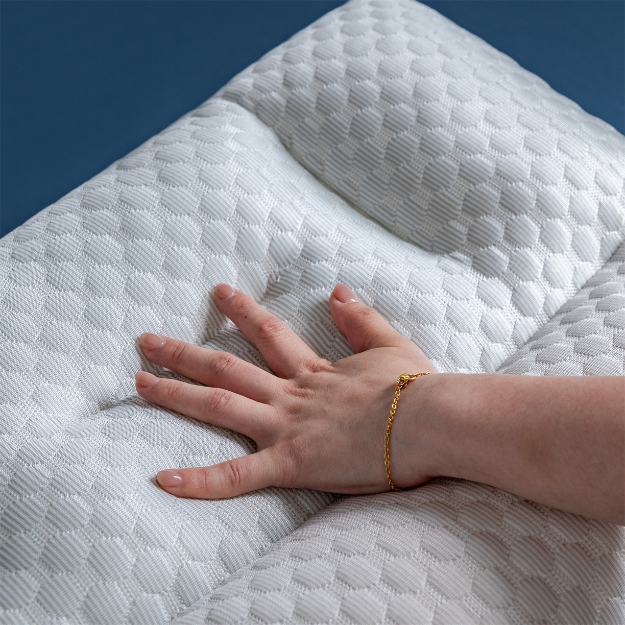 91家纺网 家纺一手货源 找家纺 （总）多品家纺 2025新款抗菌舒适冰豆豆枕芯冰丝凉感透气枕芯护颈椎助眠枕