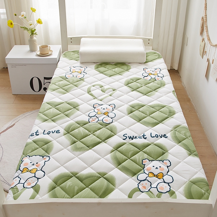 91家纺网 家纺一手货源 找家纺 暖季家纺 2025新款磨毛印花亲肤学生床垫 绿心熊