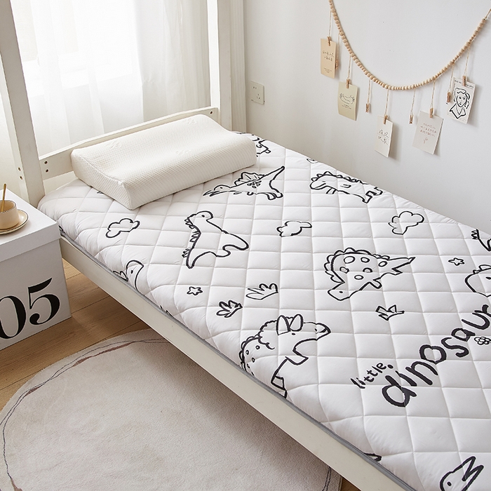 91家纺网 家纺一手货源 找家纺 暖季家纺 2025新款磨毛印花亲肤学生床垫 素描恐龙