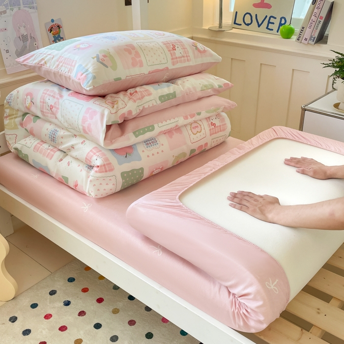 91家纺网 家纺一手货源 找家纺 吉象家纺 2025新款12868高支密全棉印花学生季三件套 粉色猫咪