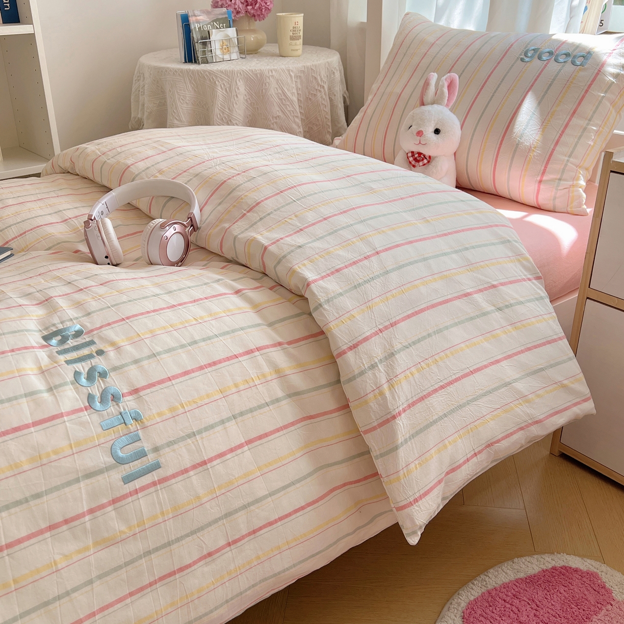 91家纺网 家纺一手货源 找家纺 丽涵家纺 2025新款色织水洗棉刺绣学生三件套 韵律-粉