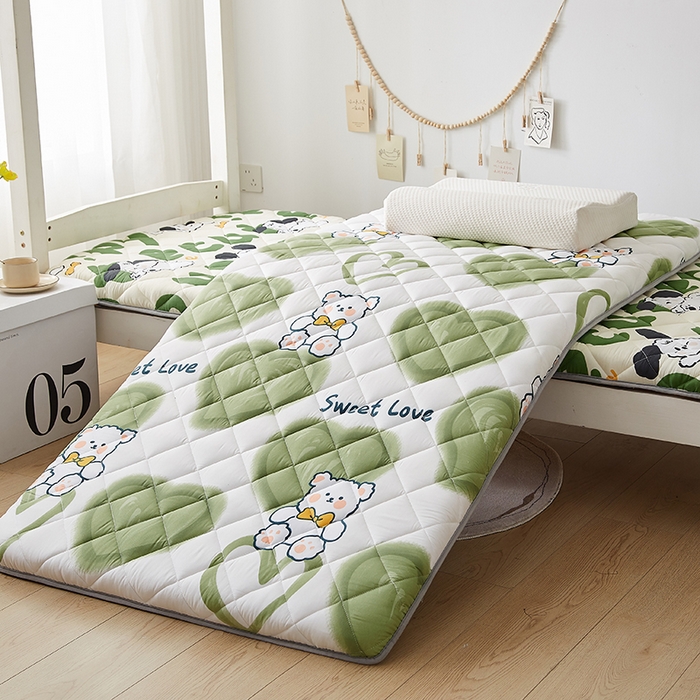 91家纺网 家纺一手货源 找家纺 暖季家纺 2025新款磨毛印花亲肤学生床垫 绿心熊