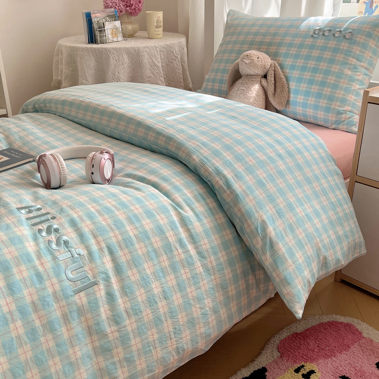 91家纺网 家纺一手货源 找家纺 丽涵家纺 2025新款色织水洗棉刺绣学生三件套 尚格-蓝