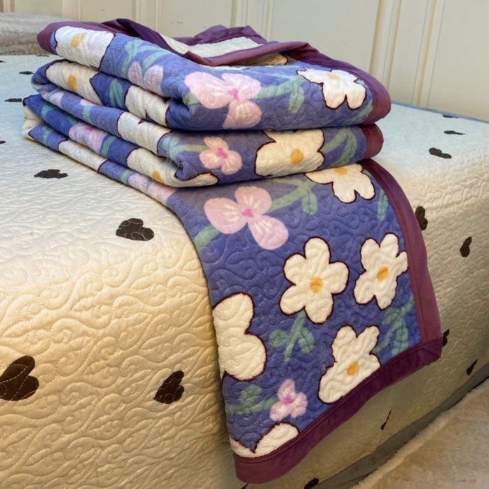 91家纺网 家纺一手货源 找家纺 梦精灵 2025新款经典款牛奶绒多功能盖毯床盖 直角-花漾