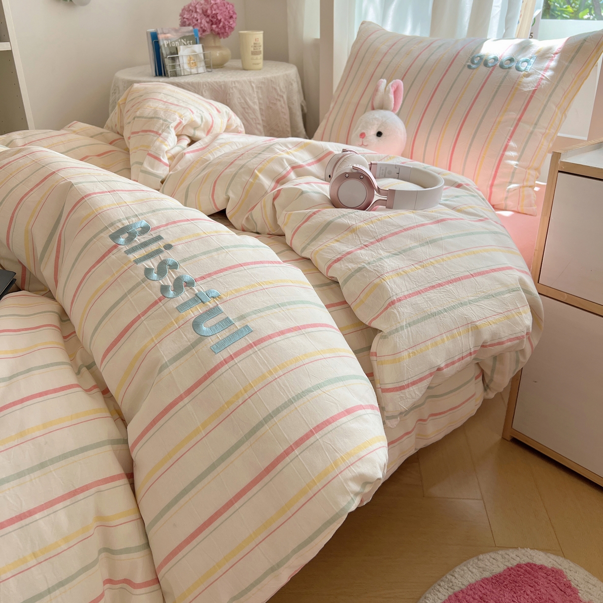 91家纺网 家纺一手货源 找家纺 丽涵家纺 2025新款色织水洗棉刺绣学生三件套 韵律-粉