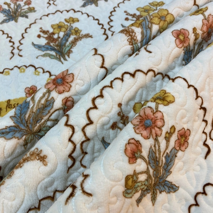 91家纺网 家纺一手货源 找家纺 梦精灵 2025新款经典款牛奶绒多功能盖毯床盖 直角-花精灵白