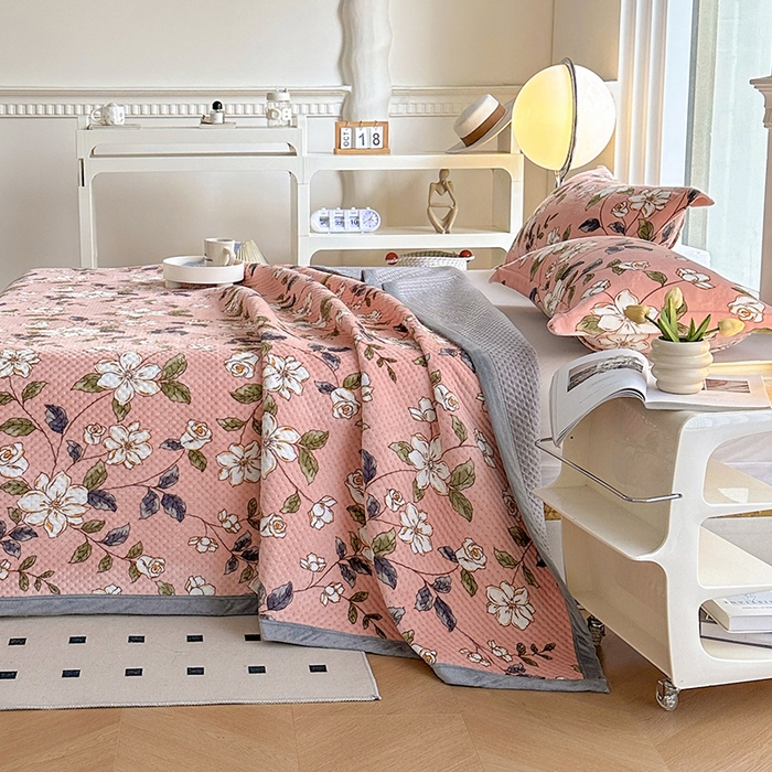 91家纺网 家纺一手货源 找家纺 梦精灵 2025新款经典款牛奶绒多功能盖毯床盖 直角-红薇