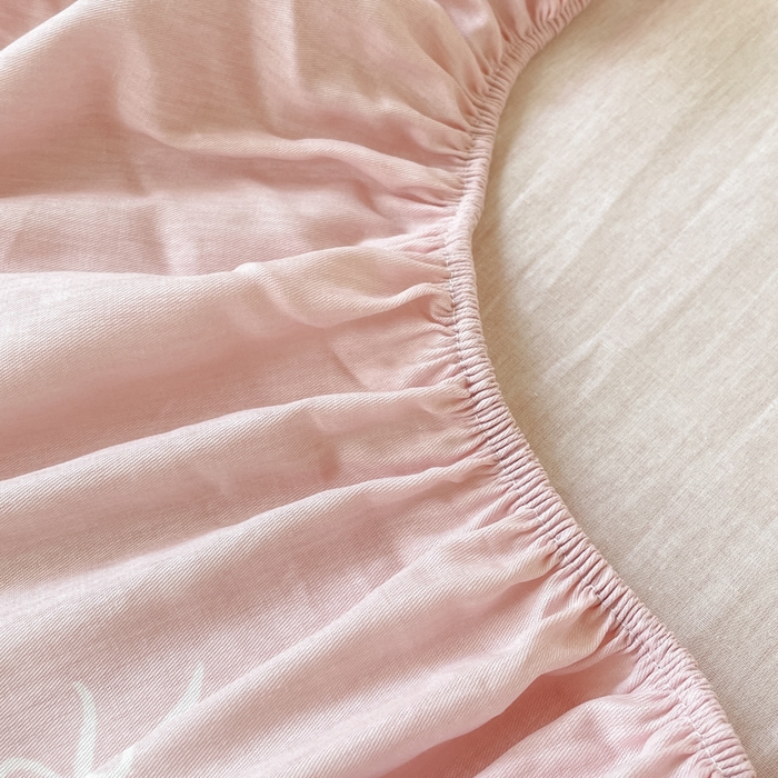 91家纺网 家纺一手货源 找家纺 吉象家纺 2025新款12868高支密全棉印花学生季三件套 粉色猫咪