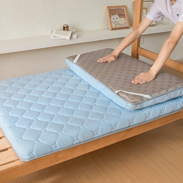 91家纺网 家纺一手货源 找家纺 暖季家纺 2025新款磨毛印花亲肤学生床垫 面包格冰川蓝