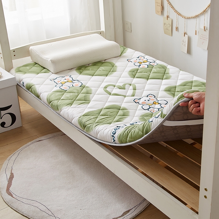 91家纺网 家纺一手货源 找家纺 暖季家纺 2025新款磨毛印花亲肤学生床垫 绿心熊