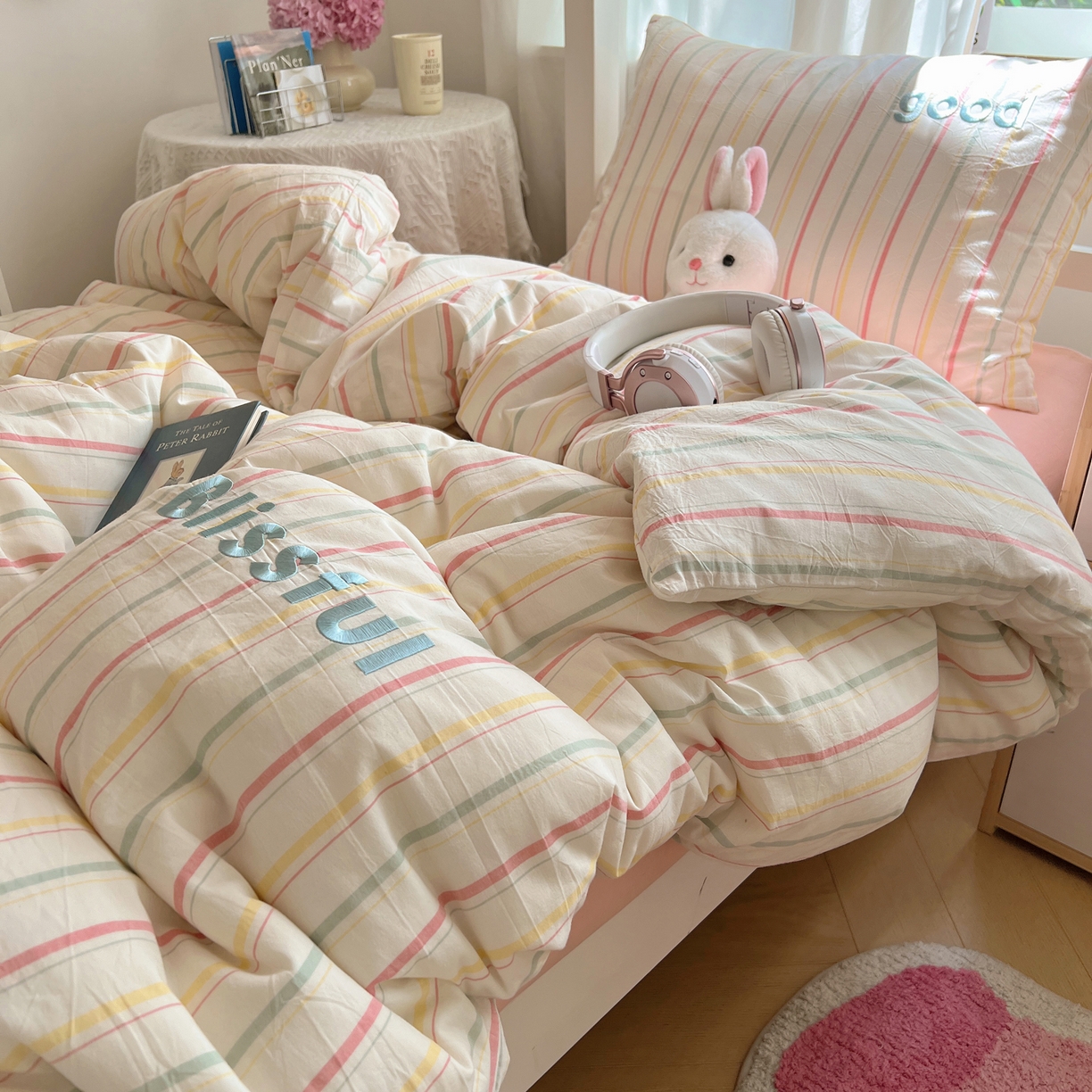 91家纺网 家纺一手货源 找家纺 丽涵家纺 2025新款色织水洗棉刺绣学生三件套 韵律-粉