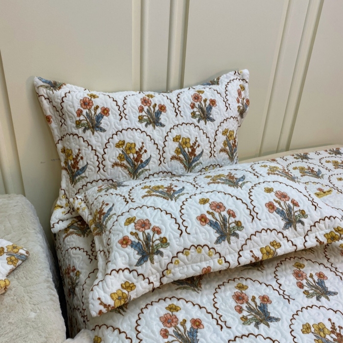 91家纺网 家纺一手货源 找家纺 梦精灵 2025新款经典款牛奶绒多功能盖毯床盖 直角-花精灵白