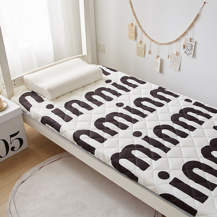 91家纺网 家纺一手货源 找家纺 暖季家纺 2025新款磨毛印花亲肤学生床垫 克里斯丁黑