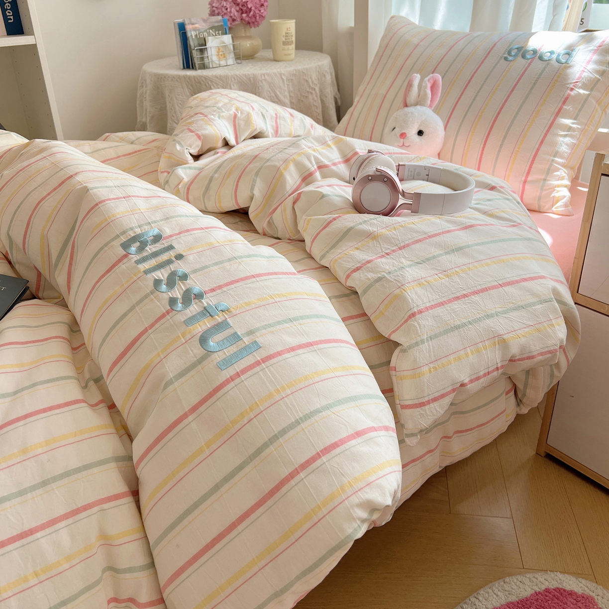 91家纺网 家纺一手货源 找家纺 丽涵家纺 2025新款色织水洗棉刺绣学生三件套 韵律-粉