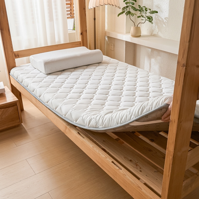 91家纺网 家纺一手货源 找家纺 暖季家纺 2025新款磨毛印花亲肤学生床垫 面包格象牙白