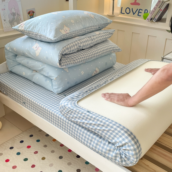 91家纺网 家纺一手货源 找家纺 吉象家纺 2025新款12868高支密全棉印花学生季三件套 蓝色泡芙狗