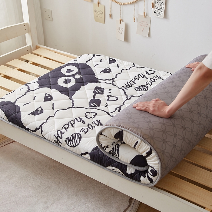 91家纺网 家纺一手货源 找家纺 暖季家纺 2025新款磨毛印花亲肤学生床垫 煤球精灵