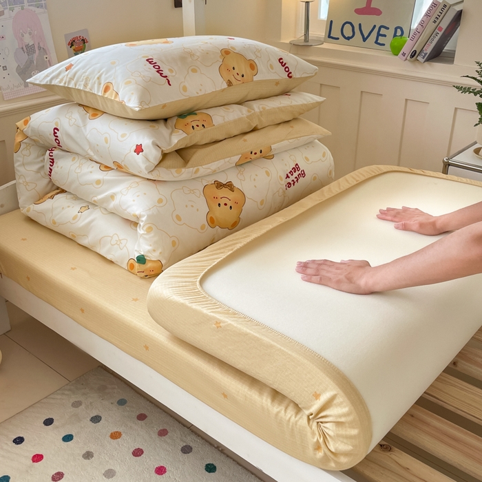 91家纺网 家纺一手货源 找家纺 吉象家纺 2025新款12868高支密全棉印花学生季三件套 瑞迪熊