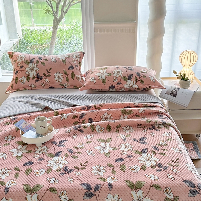 91家纺网 家纺一手货源 找家纺 梦精灵 2025新款经典款牛奶绒多功能盖毯床盖 直角-红薇