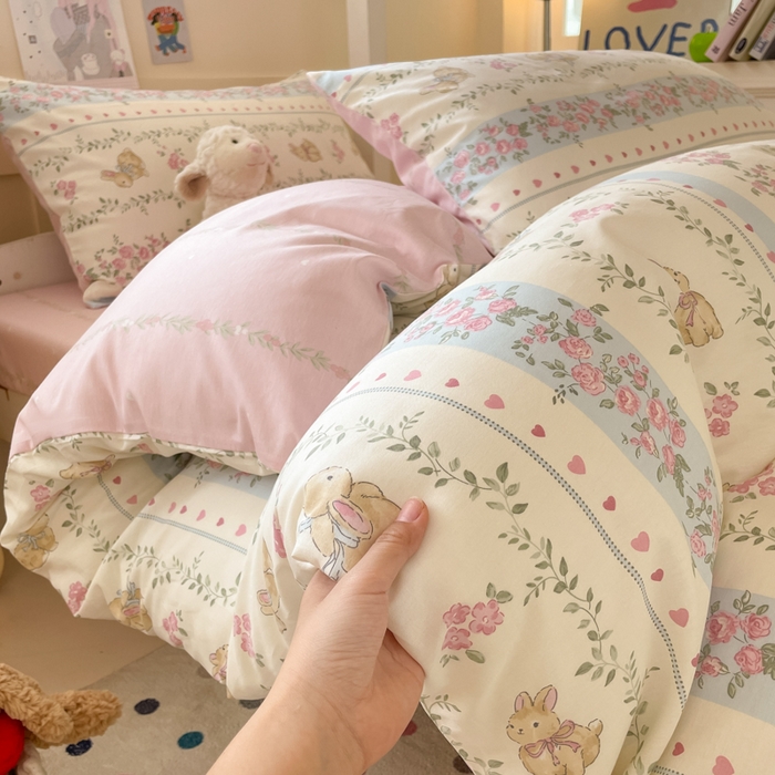 91家纺网 家纺一手货源 找家纺 吉象家纺 2025新款12868高支密全棉印花学生季三件套 碎花小兔