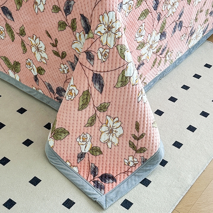 91家纺网 家纺一手货源 找家纺 梦精灵 2025新款经典款牛奶绒多功能盖毯床盖 直角-红薇