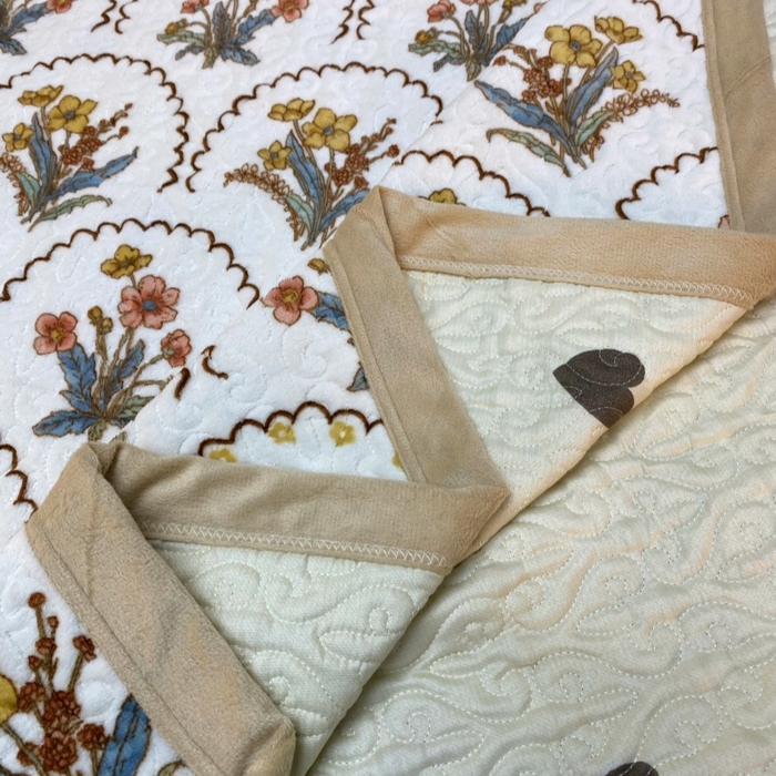 91家纺网 家纺一手货源 找家纺 梦精灵 2025新款经典款牛奶绒多功能盖毯床盖 直角-花精灵白