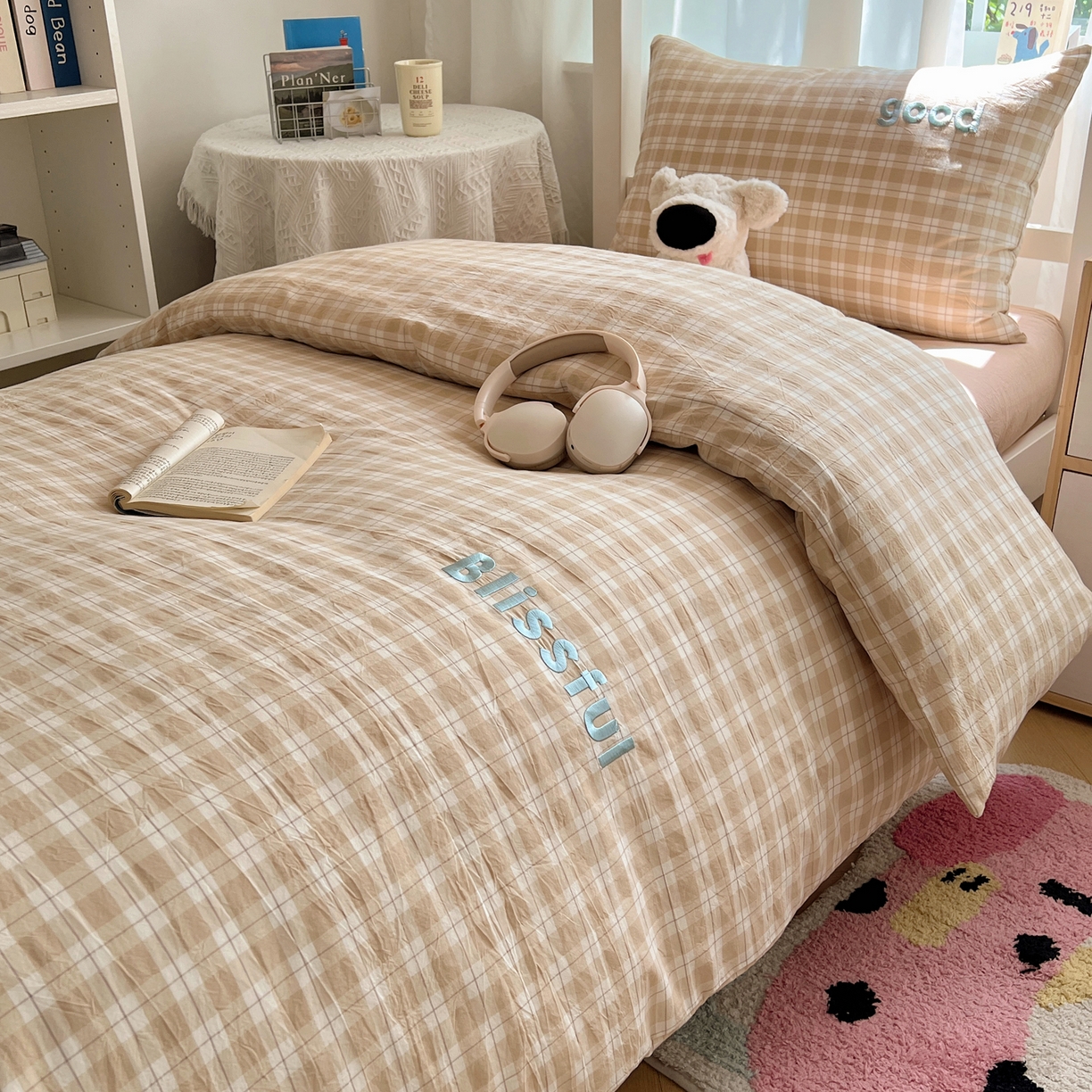 91家纺网 家纺一手货源 找家纺 丽涵家纺 2025新款色织水洗棉刺绣学生三件套 尚格-咖