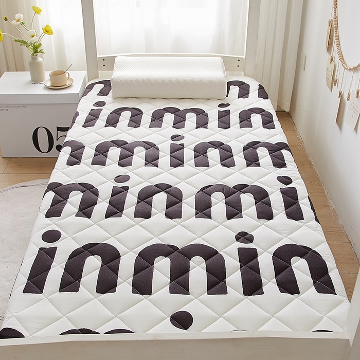 91家纺网 家纺一手货源 找家纺 暖季家纺 2025新款磨毛印花亲肤学生床垫 克里斯丁黑