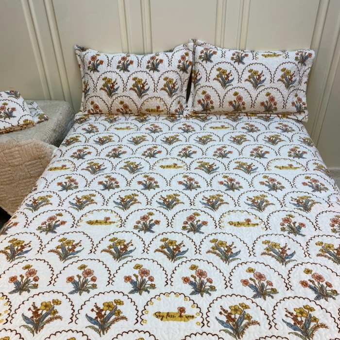 91家纺网 家纺一手货源 找家纺 梦精灵 2025新款经典款牛奶绒多功能盖毯床盖 直角-花精灵白