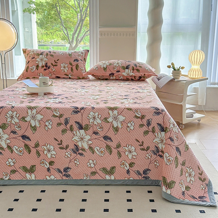 91家纺网 家纺一手货源 找家纺 梦精灵 2025新款经典款牛奶绒多功能盖毯床盖 直角-红薇