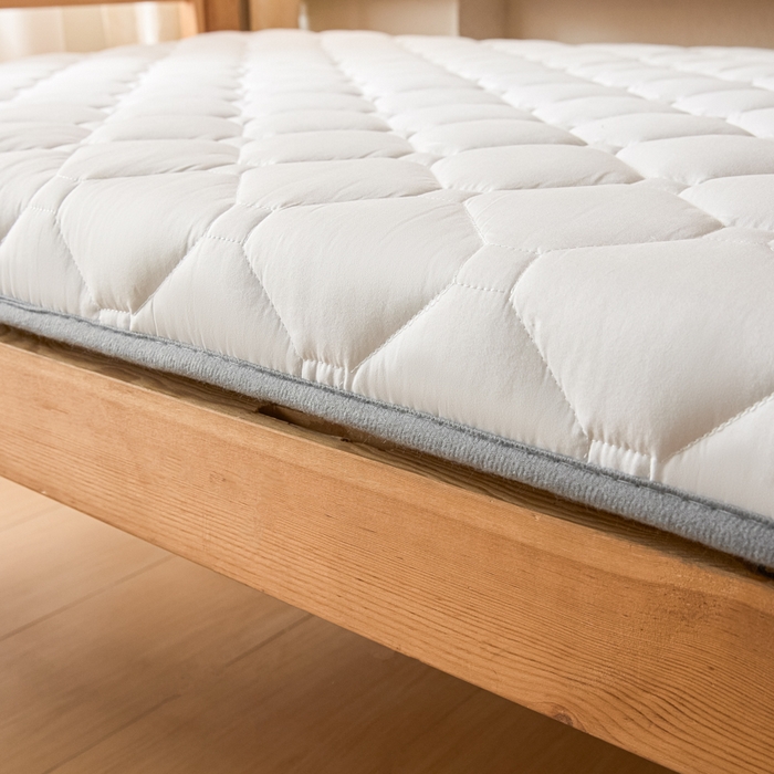 91家纺网 家纺一手货源 找家纺 暖季家纺 2025新款磨毛印花亲肤学生床垫 面包格象牙白