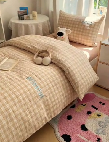 91家纺网 家纺一手货源 找家纺 丽涵家纺 2025新款色织水洗棉刺绣学生三件套 尚格-咖