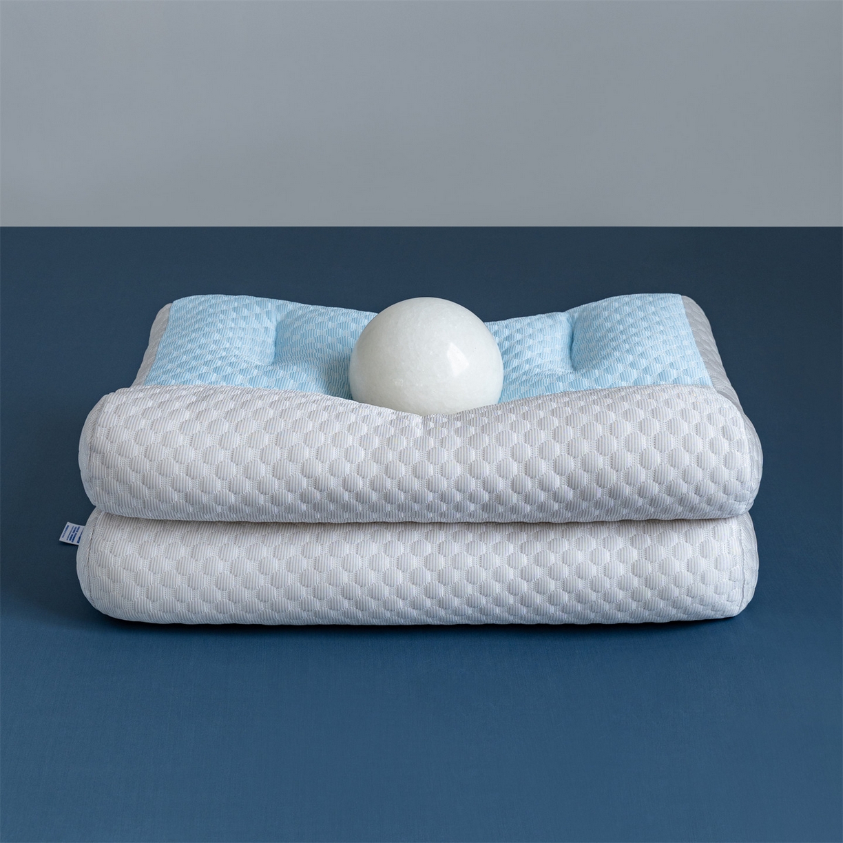 91家纺网 家纺一手货源 找家纺 多品家纺 2025新款抗菌舒适冰豆豆枕芯冰丝凉感透气枕芯护颈椎助眠枕 蓝白