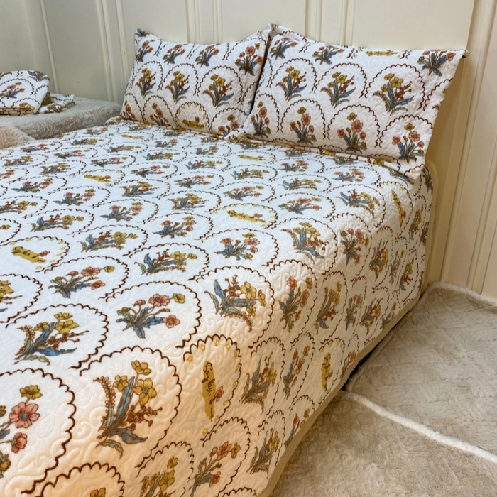 91家纺网 家纺一手货源 找家纺 梦精灵 2025新款经典款牛奶绒多功能盖毯床盖 直角-花精灵白