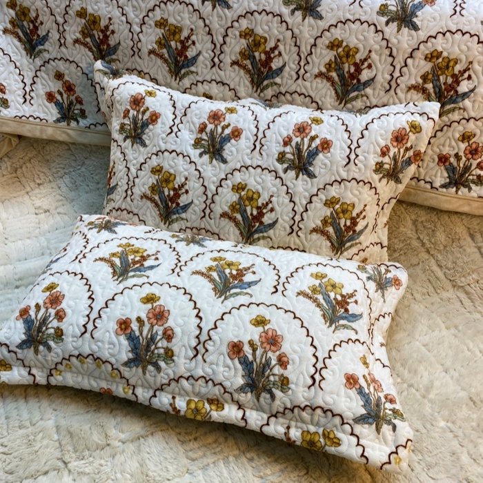 91家纺网 家纺一手货源 找家纺 梦精灵 2025新款经典款牛奶绒多功能盖毯床盖 直角-花精灵白