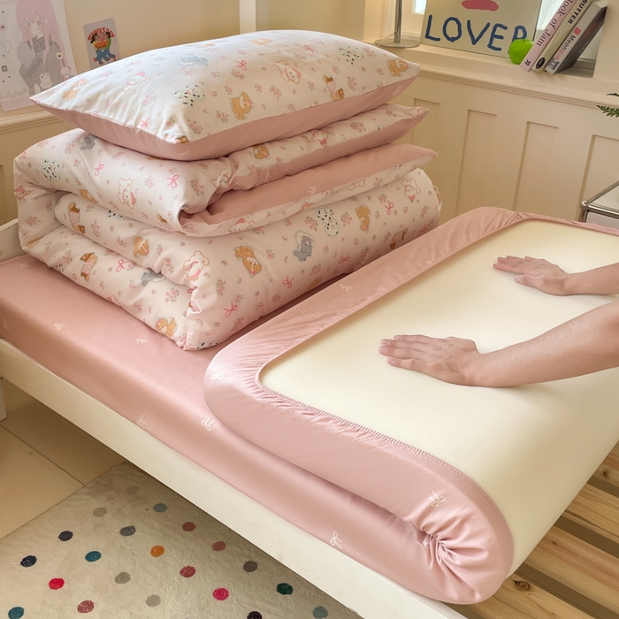 91家纺网 家纺一手货源 找家纺 吉象家纺 2025新款12868高支密全棉印花学生季三件套 碎花狗狗