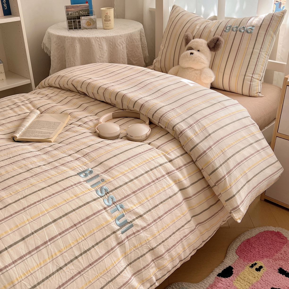 91家纺网 家纺一手货源 找家纺 丽涵家纺 2025新款色织水洗棉刺绣学生三件套 韵律-咖