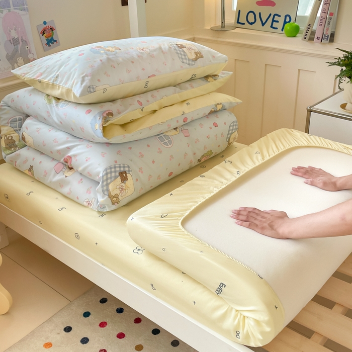 91家纺网 家纺一手货源 找家纺 吉象家纺 2025新款12868高支密全棉印花学生季三件套 爪爪会客厅