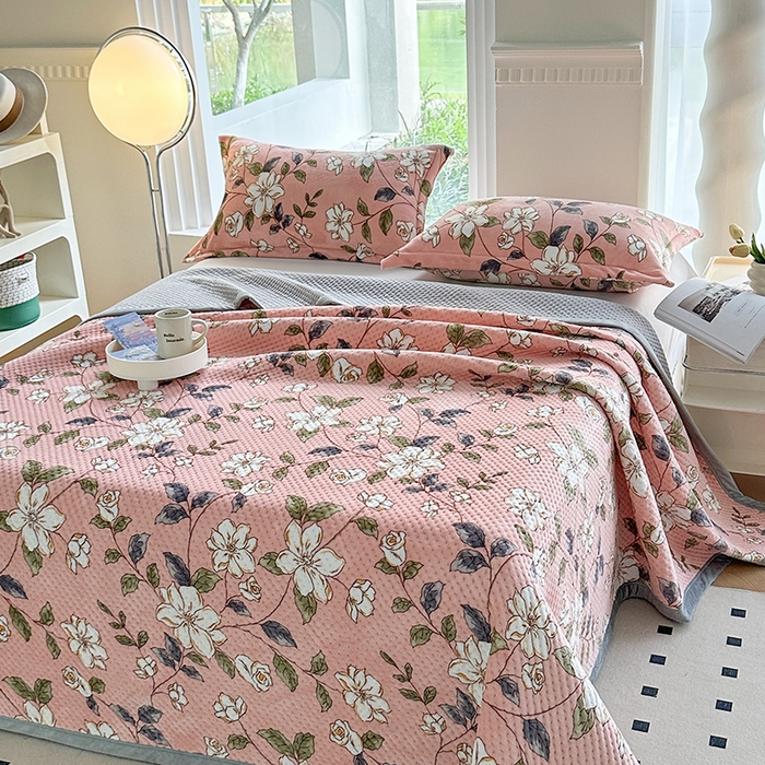 91家纺网 家纺一手货源 找家纺 梦精灵 2025新款经典款牛奶绒多功能盖毯床盖 直角-红薇