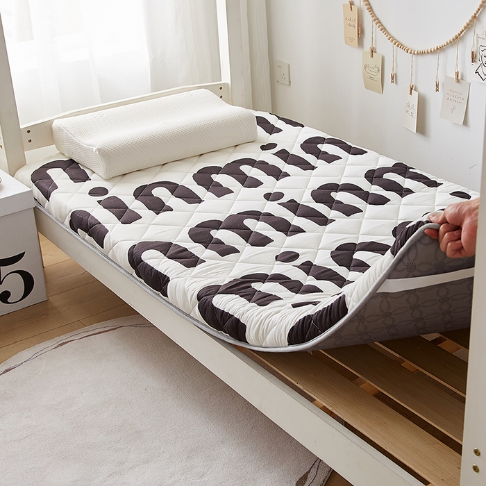 91家纺网 家纺一手货源 找家纺 暖季家纺 2025新款磨毛印花亲肤学生床垫 克里斯丁黑