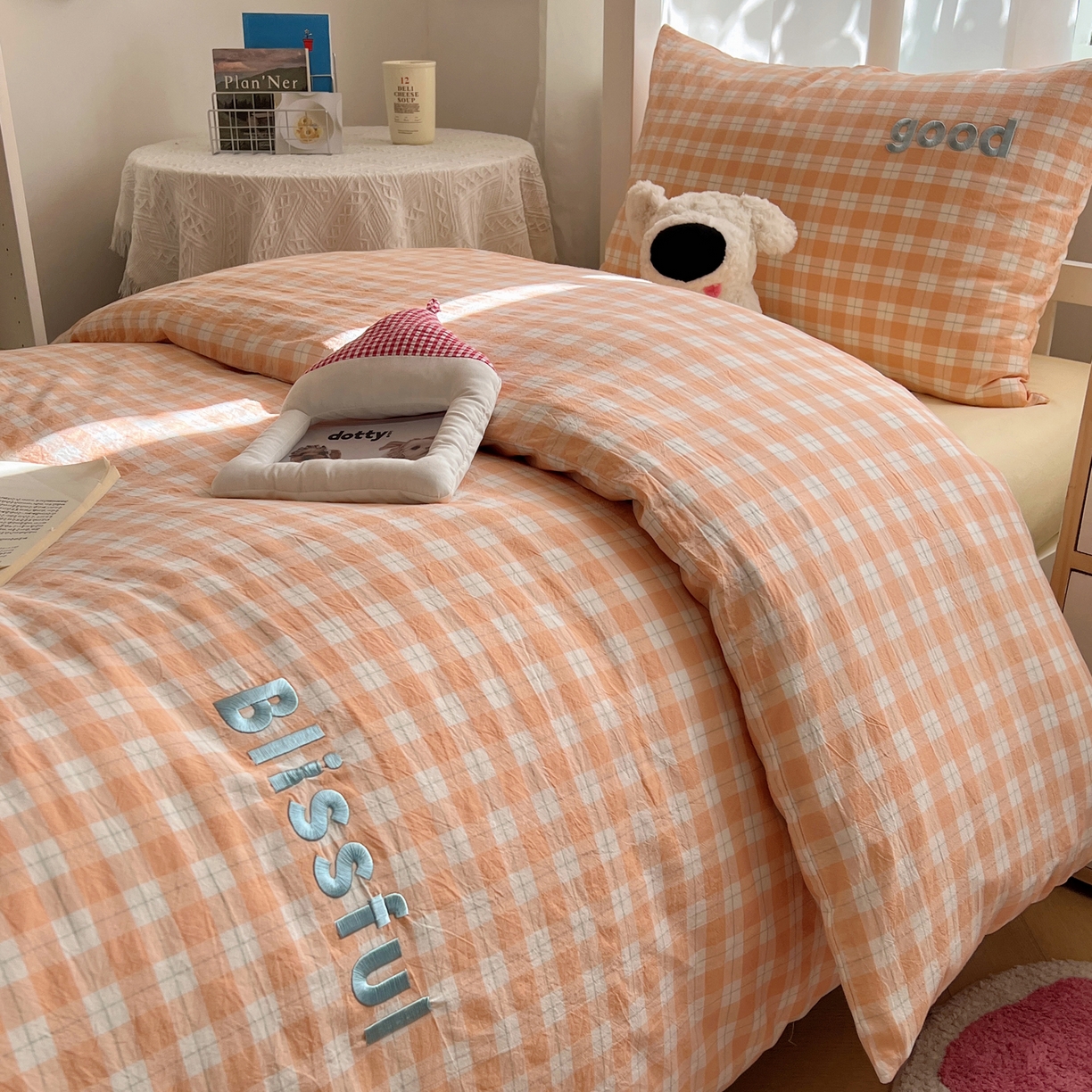 91家纺网 家纺一手货源 找家纺 丽涵家纺 2025新款色织水洗棉刺绣学生三件套 尚格-橘