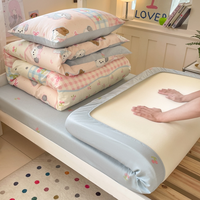 91家纺网 家纺一手货源 找家纺 吉象家纺 2025新款12868高支密全棉印花学生季三件套 洋气柯基崽