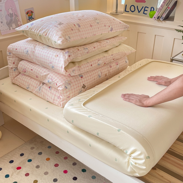 91家纺网 家纺一手货源 找家纺 吉象家纺 2025新款12868高支密全棉印花学生季三件套 甜美梦境